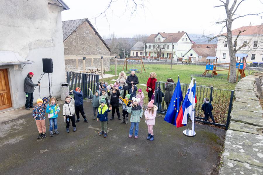 V Šmihelu pri Pivki so se odprla vrata na novo igrišče